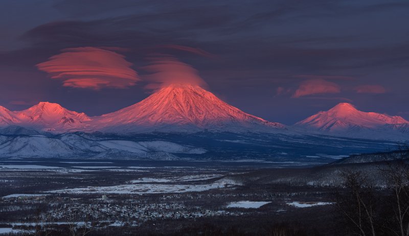 Лентикулярные облака над Корякским и Авачинским вулканами фото превью