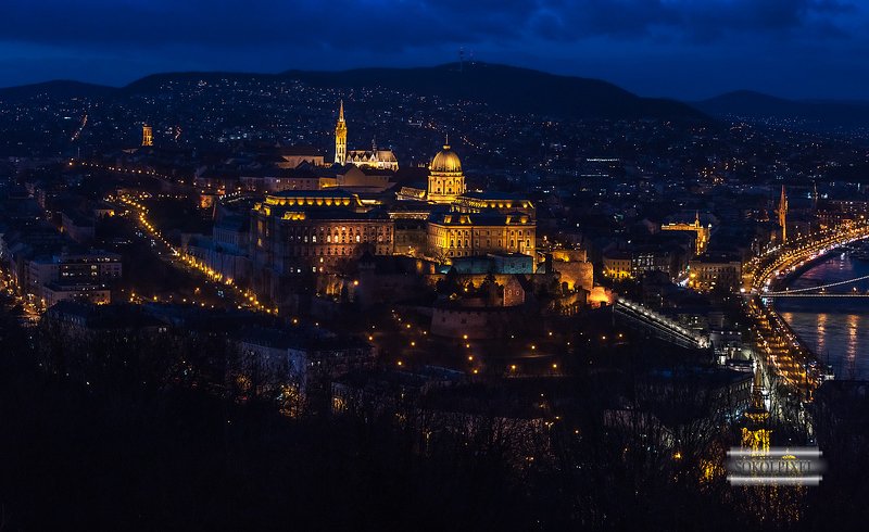 будапешт,королевский дворец,ночной город,огни ночного города,венгрия,столица,путешествия Королевский Дворец в Будапеште фото превью