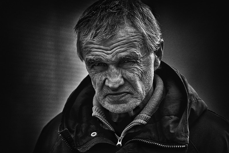 чб фото, жанровый мужской портрет Прохожий фото превью