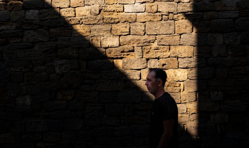man and a triangle shadow фото превью