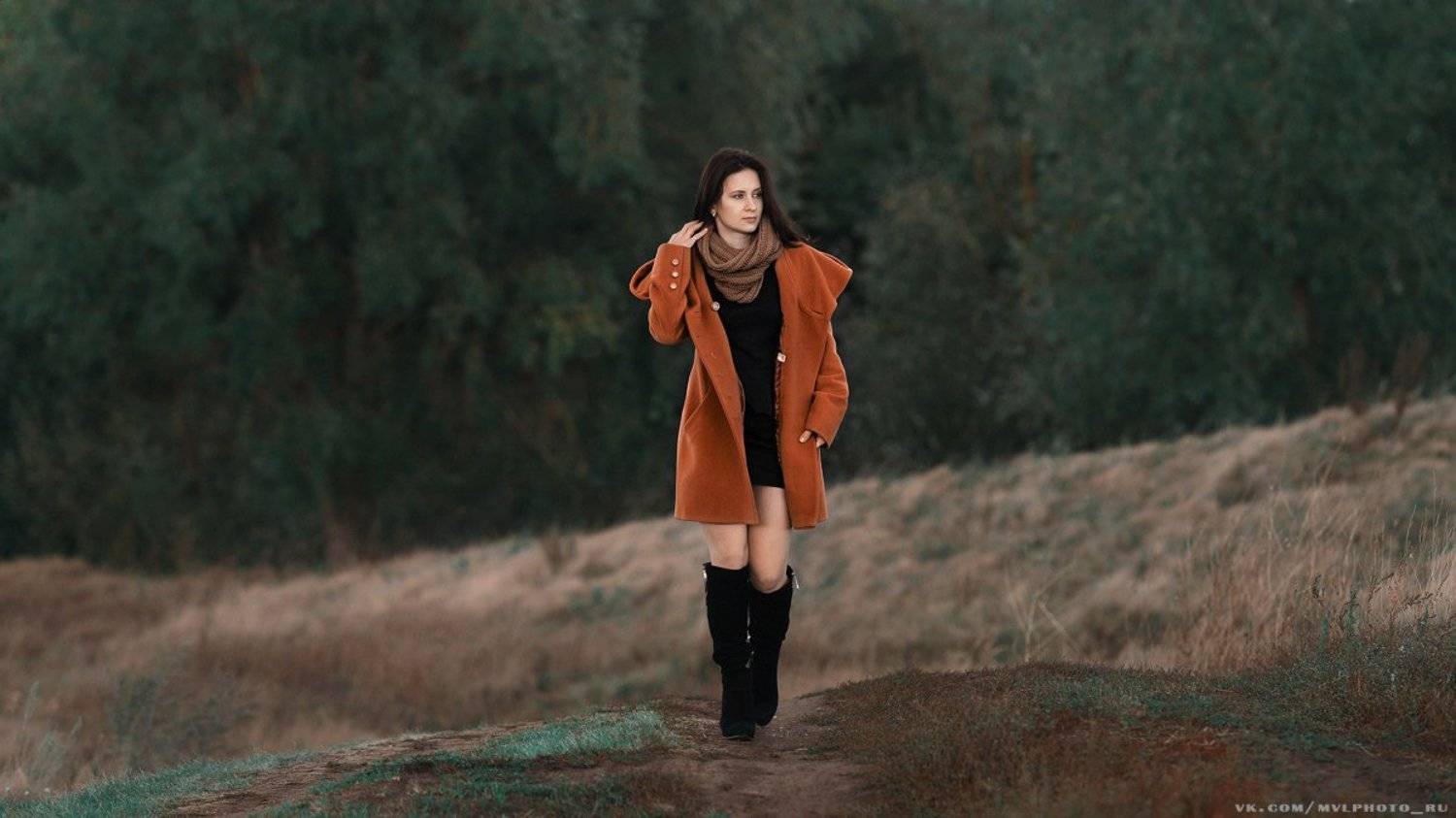 женщина, холмы, весна, пальто, Вадим Миронов