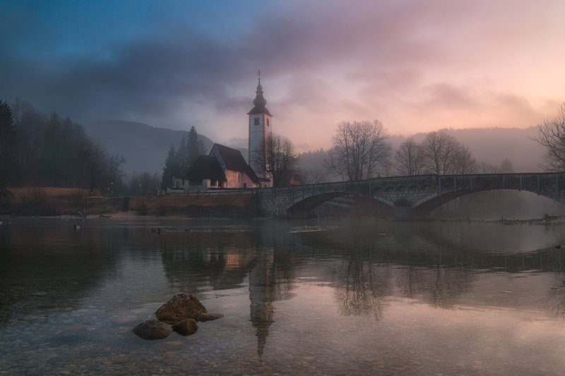 утро, рассвет, туман отражения, церковь, словения, мост Утро туманное фото превью