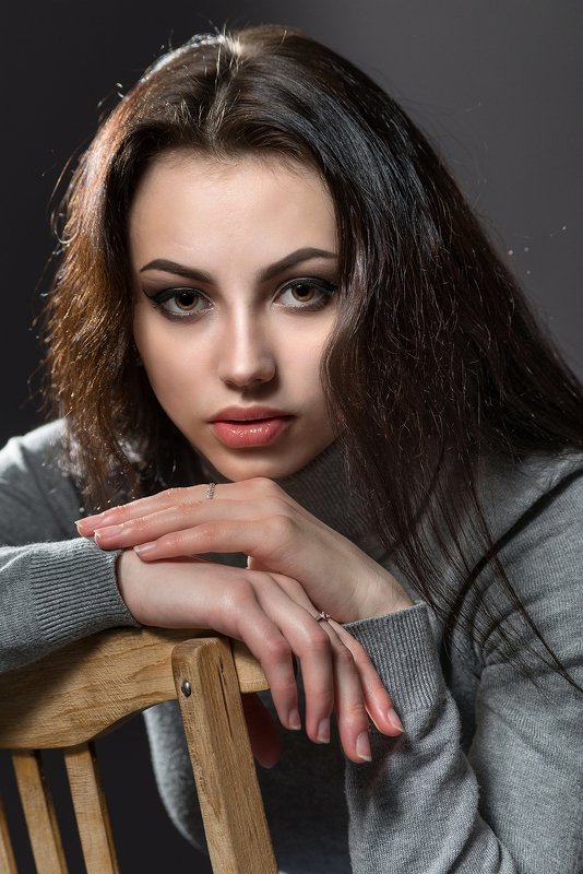 Девушка на стуле фото превью