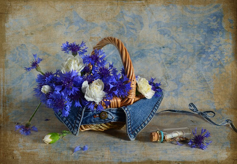 Натюрморт лето васильки корзина  Возвращающиеся васильки  фото превью