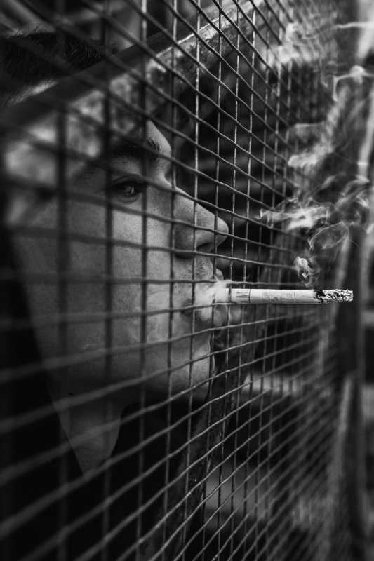 человек, сигарета, курение, взгляд, man, cigarette, smoking, sight За решёткой фото превью