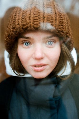 через стекло