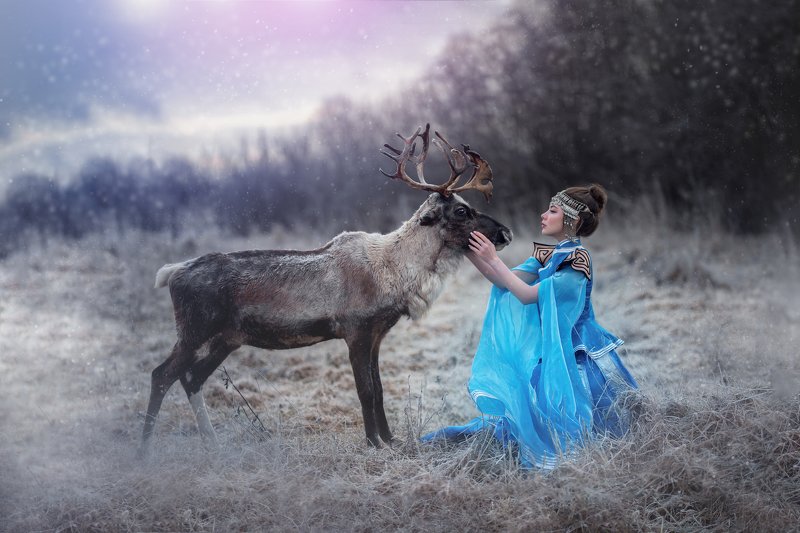 Portrait with the deer фото превью