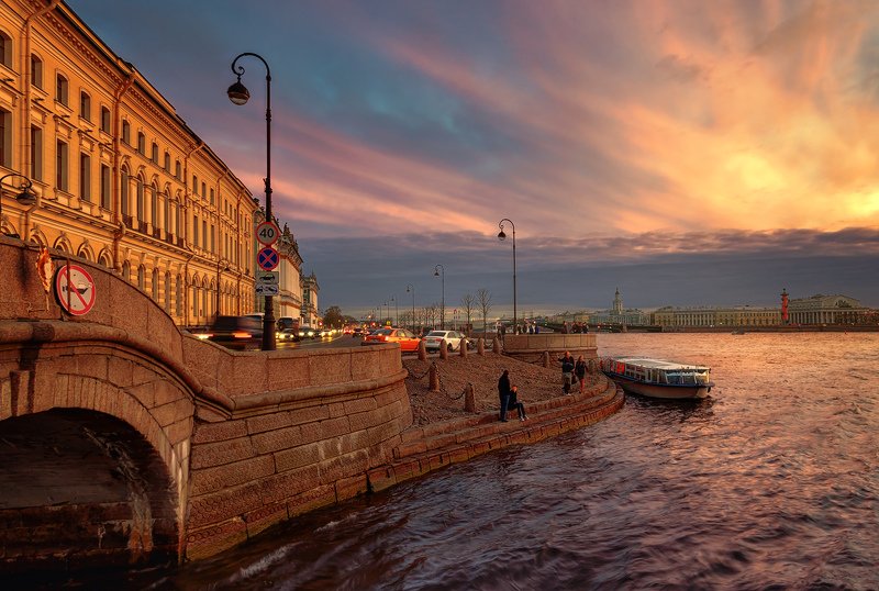 город,архитектура,закат,вечер,набережная,река,люди Вечер в городе. фото превью