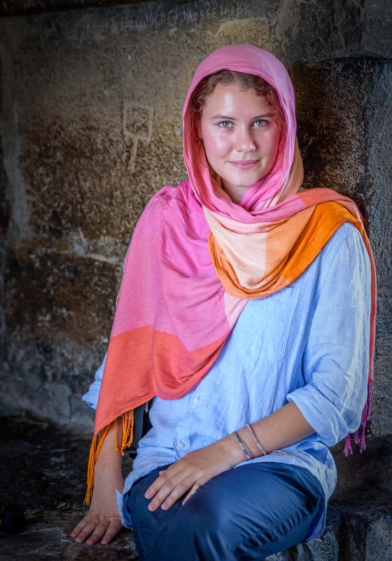 girl with the pink scarf фото превью