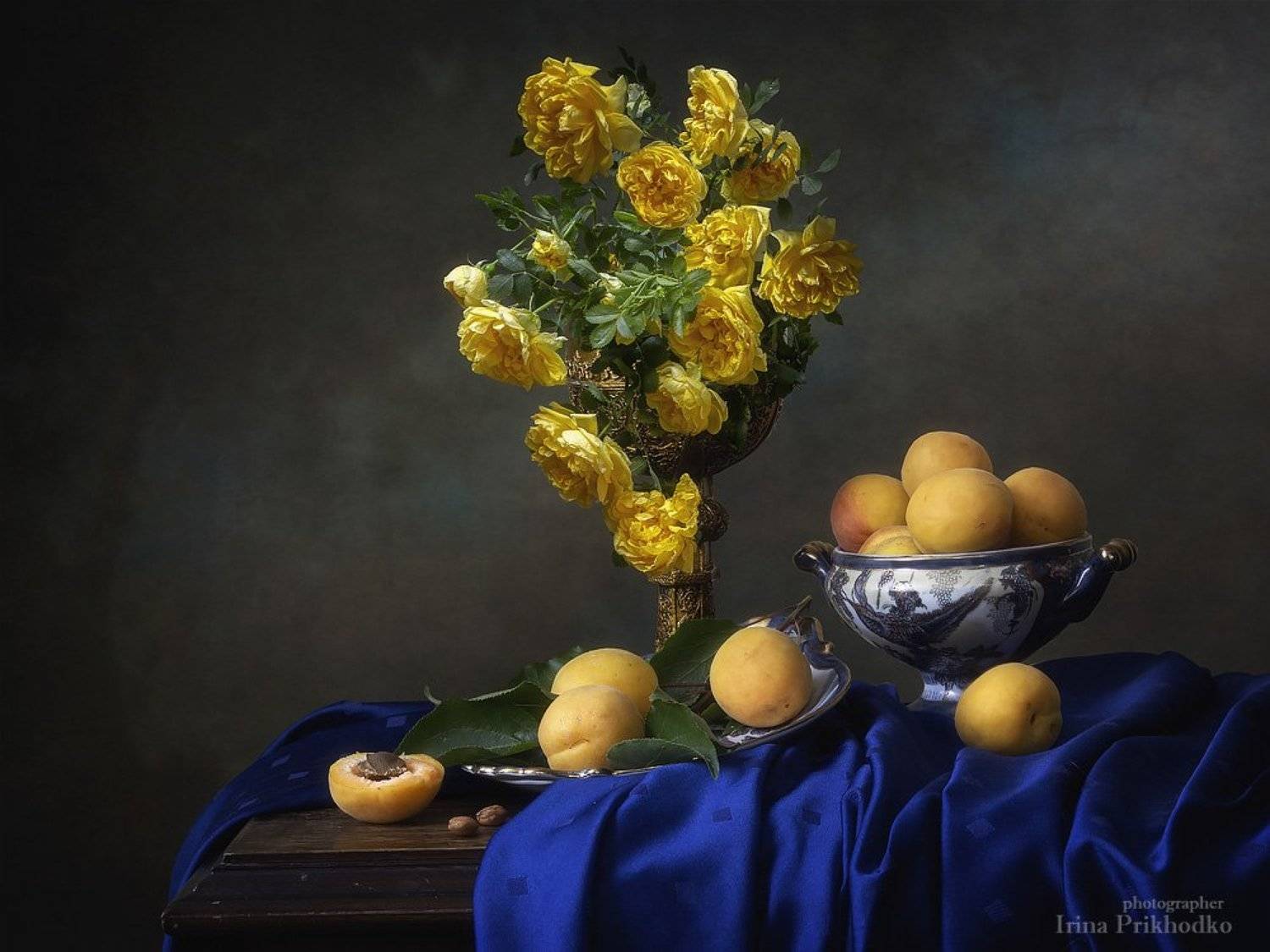 натюрморт, винтажный, художественное фото, букет, розы, лето, фрукты, абрикосы, Ирина Приходько