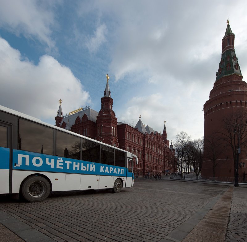 Кремль, Манежная площадь, Москва, почетный караул, пачка сигарет, курево, курить тайком, спрятать Маленький секрет большой компании фото превью
