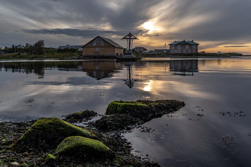 соловки, монастырь, соловецкий монастырь, соловецкие острова, залив, вода, зеркало, берег, стены, крепость, красота, ник васильев, гавань благополучия, бухта благополучия, гавань, бухта, поклонный крест, такелажный амбар Бухта Благополучия фото превью