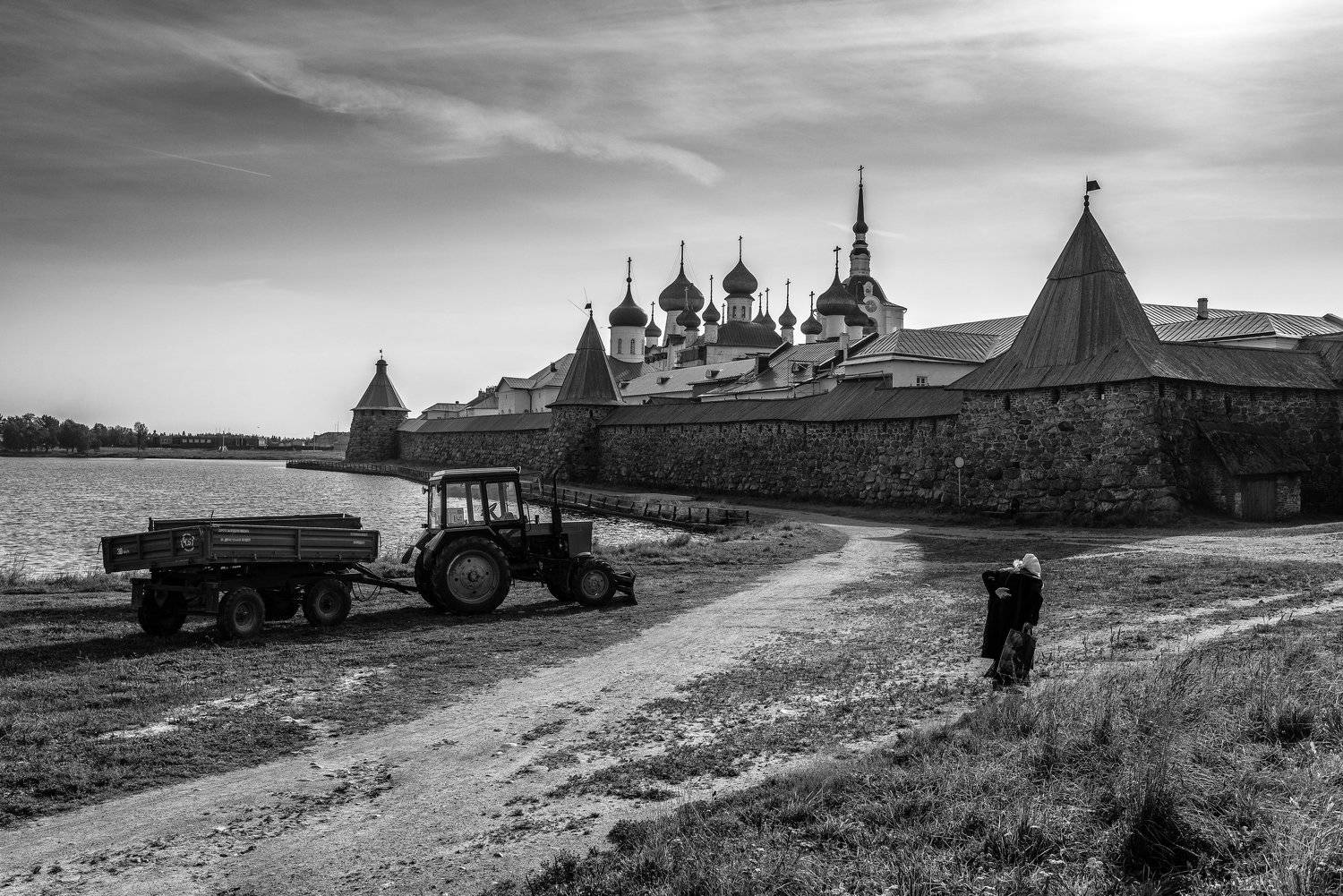 соловки, соловецкие острова, монастрырь, спасо-преображенский монастырь, соловецкий монастрырь, храм, человек, дорога, монохром,, Николай Васильев