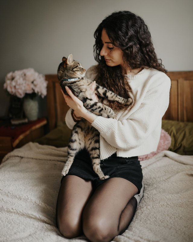 female, woman, portrait, cat, bedroom Ain\'t no ordinary lover фото превью