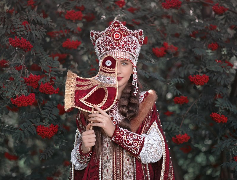 царевна, красный, девочка, игрушка, русский костюм, русское платье, мода на традиции, традиции, платье, какошник, корона, портрет, детский портрет, постановочная фотография, жанровый портрет Царевна фото превью
