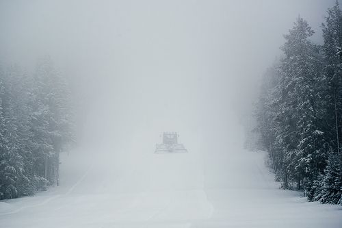 Ратрак исчезает в снежном тумане...