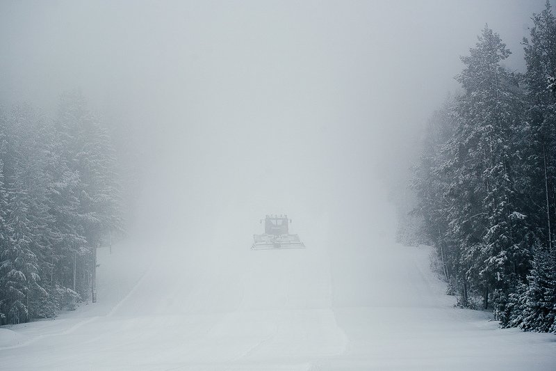 природа, лес, снег, метель, ратрак, златоуст Ратрак исчезает в снежном тумане... фото превью