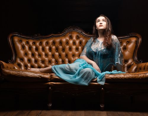 юная леди на диване