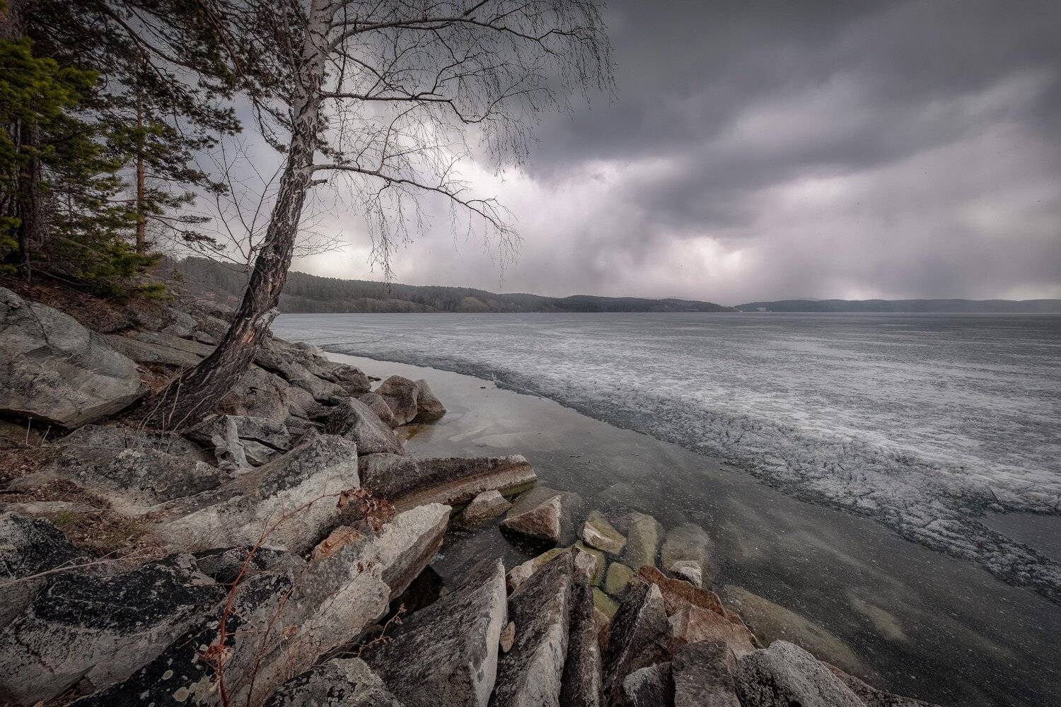 тургояк, весна, озеро, лед, дерево, берег, камни, лес, небо, облака, Андрей Чиж