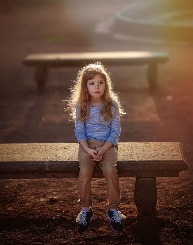девочка, детство, вечер, парк, скамейка, закат, лето одиночество Замыслы. фото превью