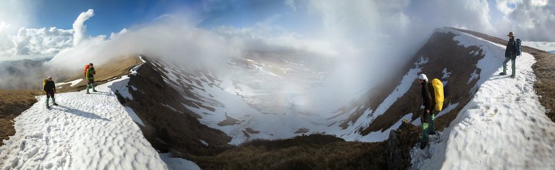 Карпаты, Украина,  	весна, гори, Карпати, Свидовець, сніг, Догяска	 Над ледниковым каром фото превью