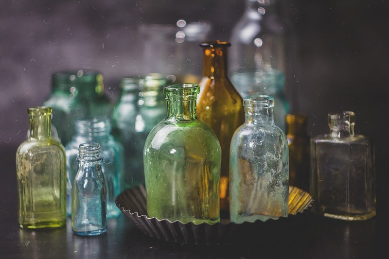 натюрморт, боке, прозрачный, бутылка, флакон, стекло, ретро, пузырек,  красивый, голубой, зеленый, блики Винтажное стекло фото превью