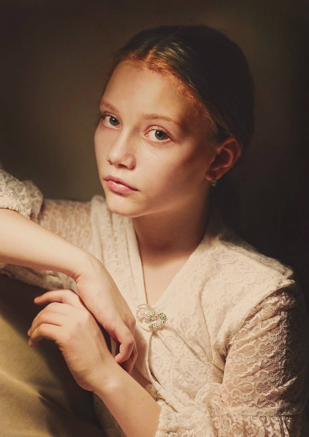 портрет, девушка, девочка, взгляд, крупный план, жанр, истории из детства, юность, красивая, глаза, руки, живопись, цвет, свет, Постонен Екатерина
