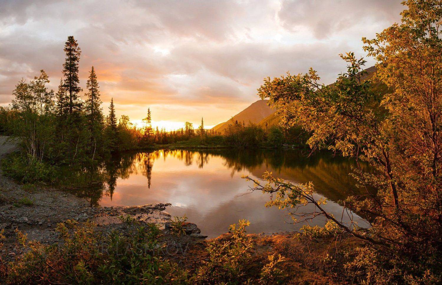 хибины, горы, рассвет, тучи, облака, озеро, лето, отражение, вода, красный, на берегу, деревья,, Лашков Фёдор