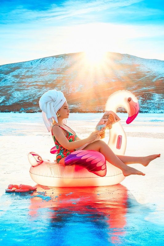 портрет, женский портрет, купальник, фламинго, надувной фламинго, лед, газета Фламинго фото превью