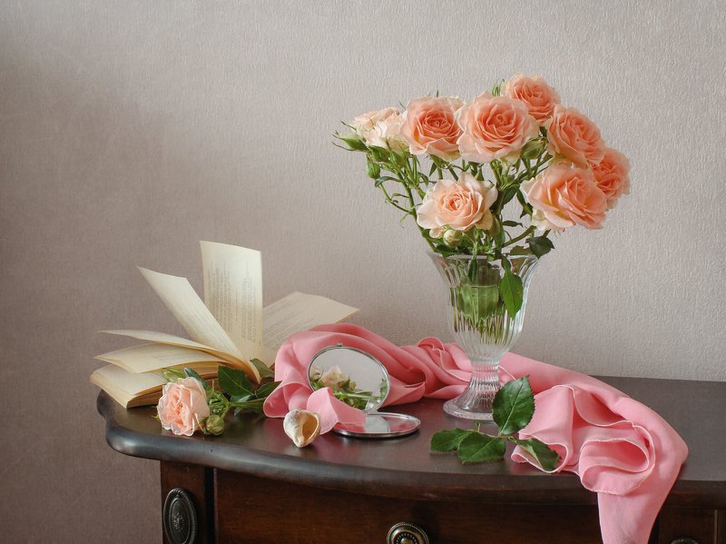 Натюрморт с розами и зеркальцем фото превью