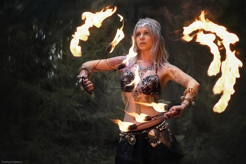 пламя, огонь, ночь, девушка Магия огня фото превью