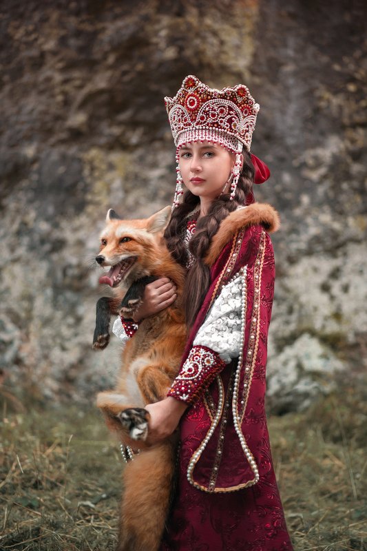 Царевна, лис, портрет, лес, скала, народный костюм, русский мир, костюм, какошник, русский костюм, детский портрет, животное Царевна и лис фото превью