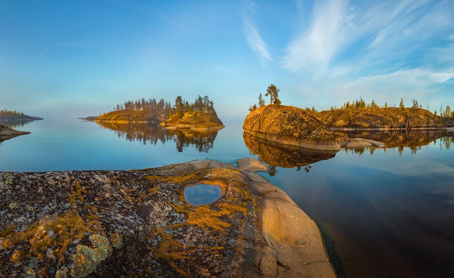 ладожское озеро, карелия, шхеры, лето, остров, берег, гранит, небо, вода, путешествие, мох, золотой, синий,, Лашков Фёдор