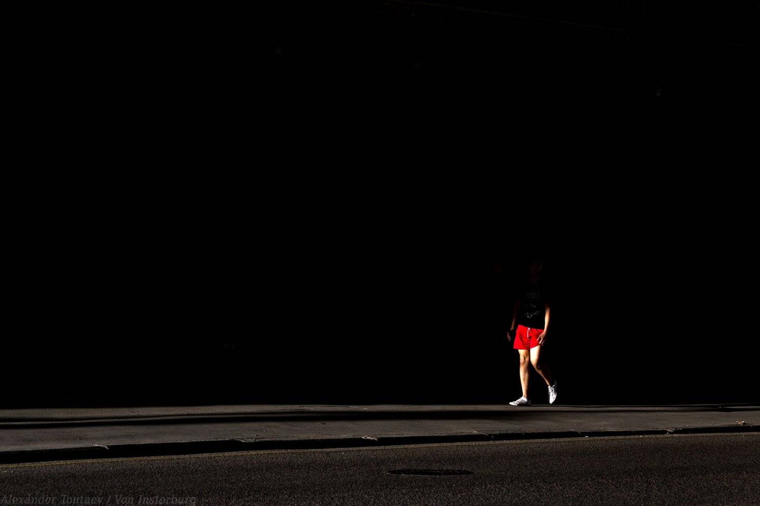 улица, город, человек, люди, свет, тень, цвет, красный, минимализм, shadow, street, urban, street photography, people, color, red, light, АлександрТутаев