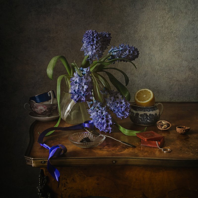 натюрморт, стекло, кувшин, фарфор, цветы, гиацинты, лимон Про гиацинты фото превью