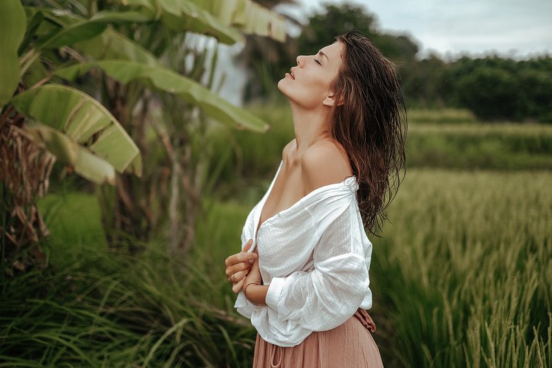 поле, луг, девушка, летний дождь, мокрые волосы, дождь, рисовое поле, бали, мокрые волосы, лето, закат, рассвет Под дождем фото превью