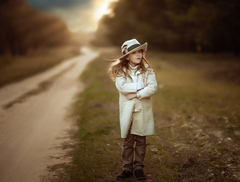 девочка,детство, вечер, лес   закат, весна шляпа  одиночество дорога свет У леса. фото превью