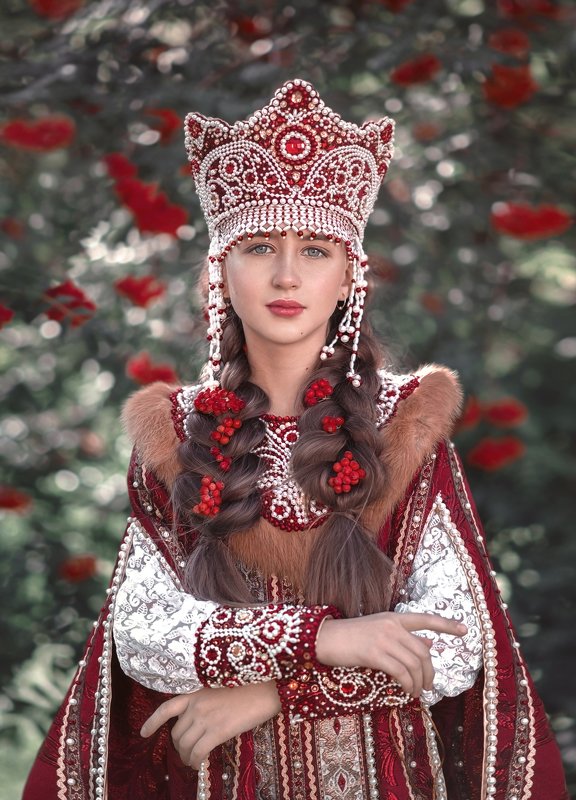 Рябина, рябиновый сад, царевна, корона, какошник, портрет, русский мир, русский костюм, костюм, русское платье, платье, красный, жемчуг  Царевна фото превью