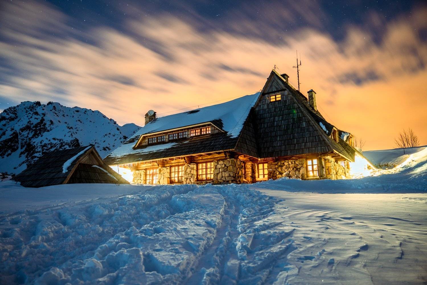  gwiazdy, niebo, natura, g&oacute;ry, tatry, śnieg, zima, światła, noc, dolina pięciu staw&oacute;w, schronisko, Bogdan Bafia