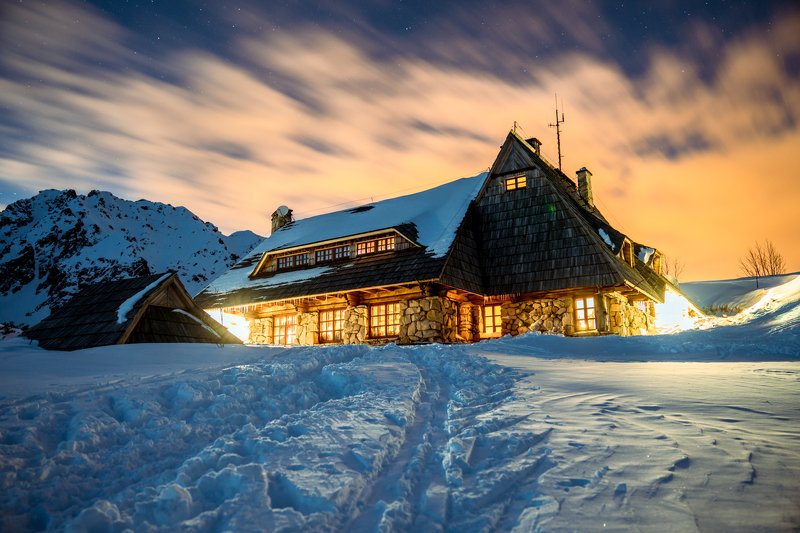 gwiazdy, niebo, natura, góry, tatry, śnieg, zima, światła, noc, dolina pięciu stawów, schronisko Schronisko w Dolinie Pięciu Stawów nocą. фото превью