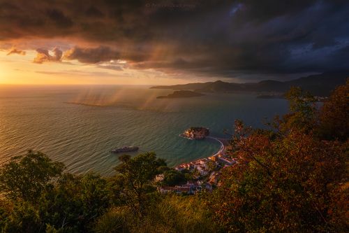 Облачно в Свети-Стефан, Черногория