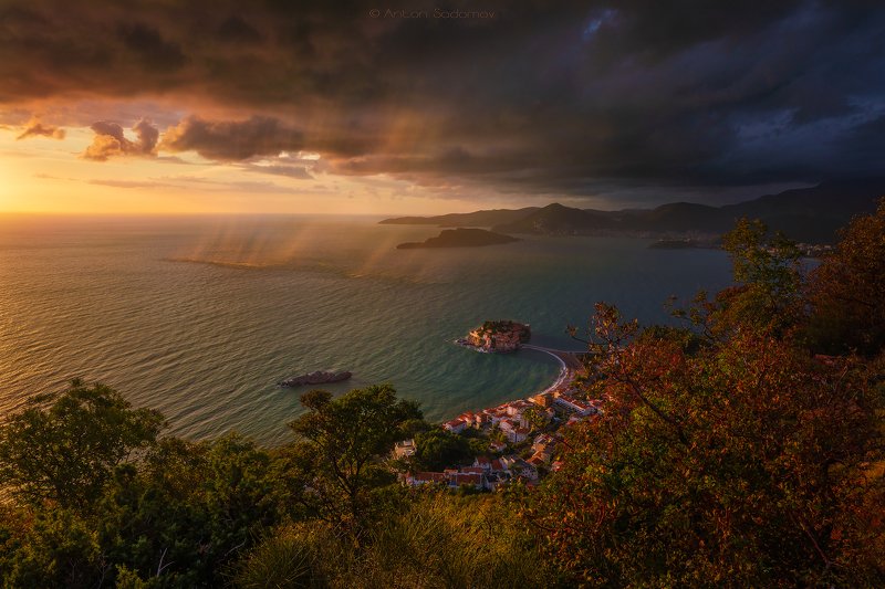 черногория, свети-стефан, море, закат, облака, дождь Облачно в Свети-Стефан, Черногория фото превью