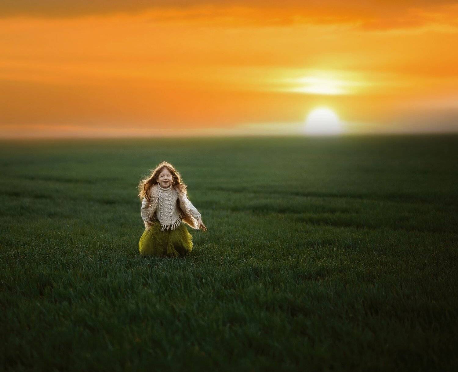 девочка, поле, закат, весна, детство, вечер, бег, радость, улыбка, природа, Марина Еленчук