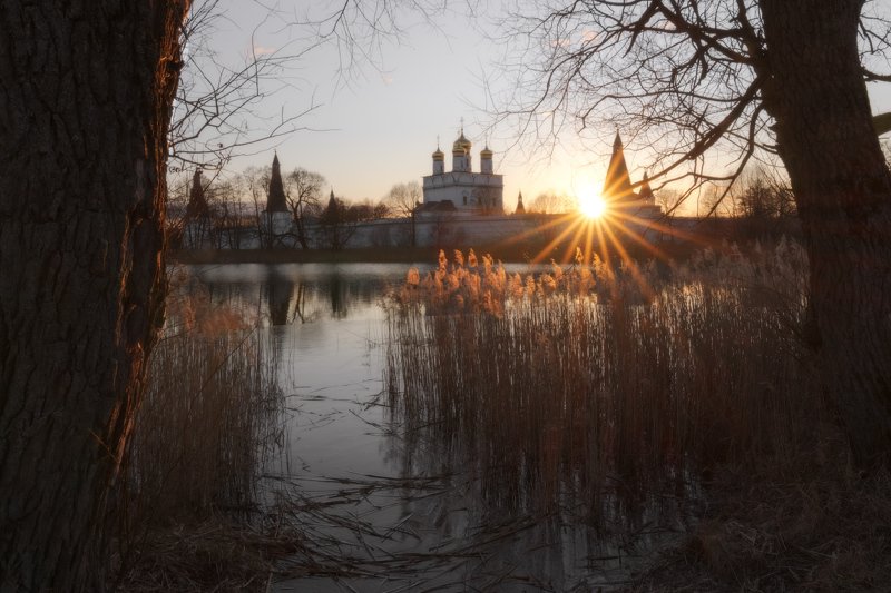 солнце, облака, деревья, озеро, разлив, ветер, небо, лучисолнца Уходящие лучи солнца. фото превью