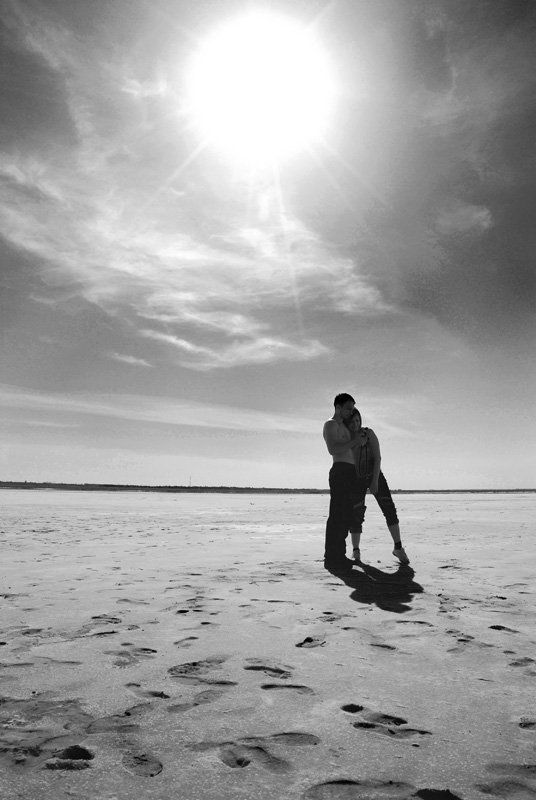 пустыня,люди,солнце ,парочка,татаринцев,эльтон Под палящим солнцем фото превью