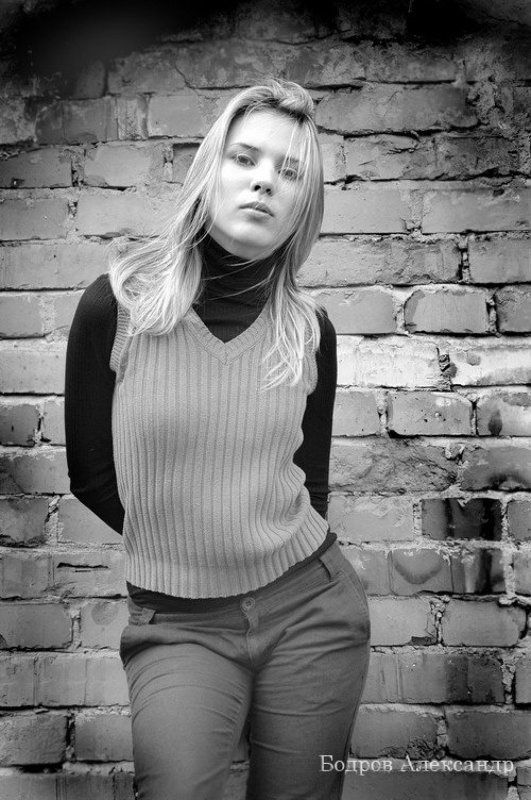 девушка, природа, кирпич, стена, лето, город, портрет, волосы, воздух, блондинка, фотограф Черно-белая серия фото превью