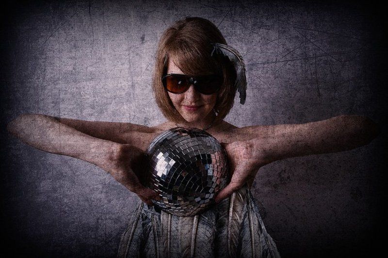 шарик,крутится,перья,разлетаются Зеркальный шар или Ненастоящая птица фото превью