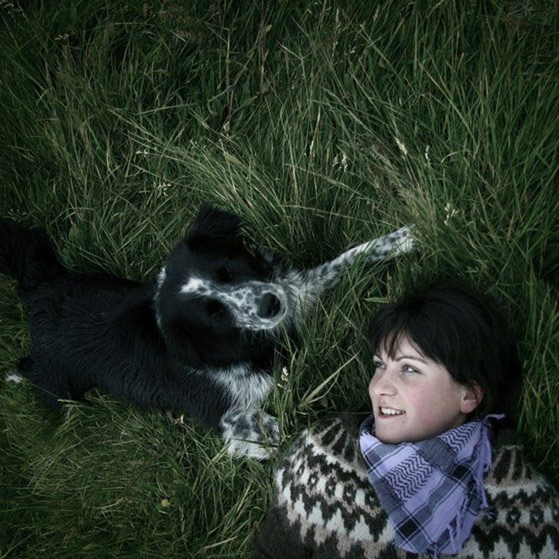 исландия, девушка, собака, трава, платок,  фото превью