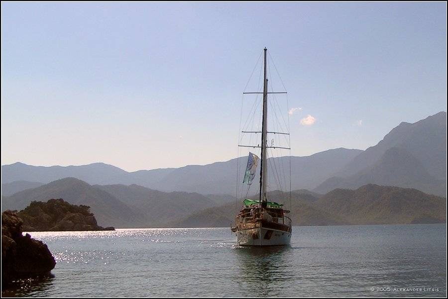 море,корабль,остров,берег,горы,утро, Александр Лицис