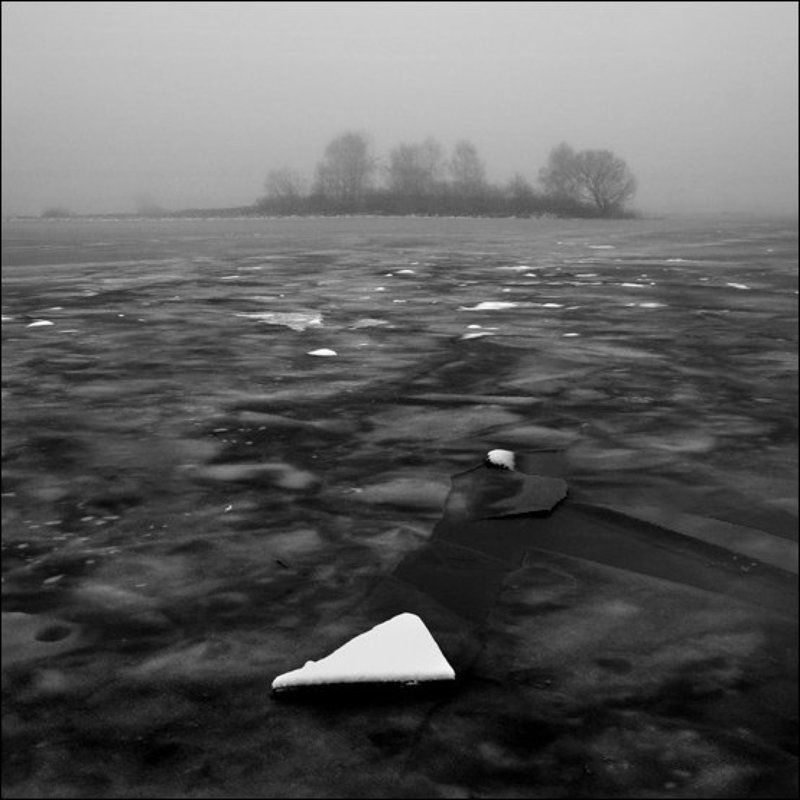 Сырая зимняя квадратная чб картинка с треугольником фото превью